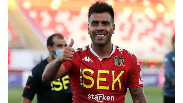 Espinoza mostró su descontento por jugar ante la U en el sintético del Lucio Fariña