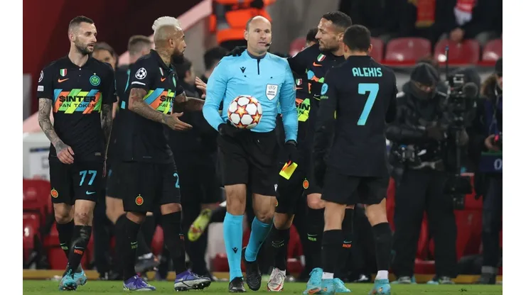 Sánchez es expulsado en el mejor momento del Inter ante Liverpool.