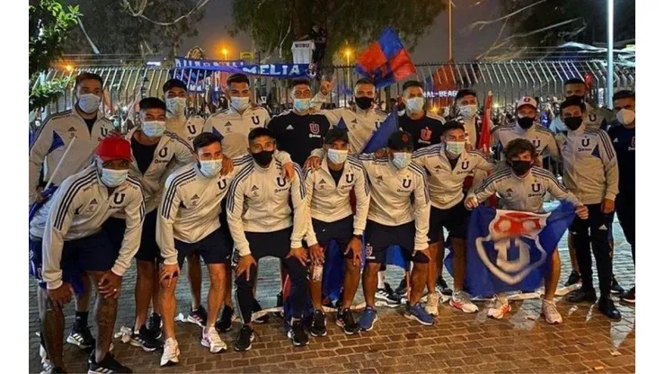 Los jugadores de la U compartieron con sus hinchas en la previa del Superclásico