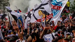 Miles hinchas de Colo Colo realizan Arengazo Monumental previo al Superclásico.