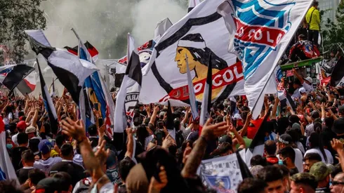 Miles hinchas de Colo Colo realizan Arengazo Monumental previo al Superclásico.