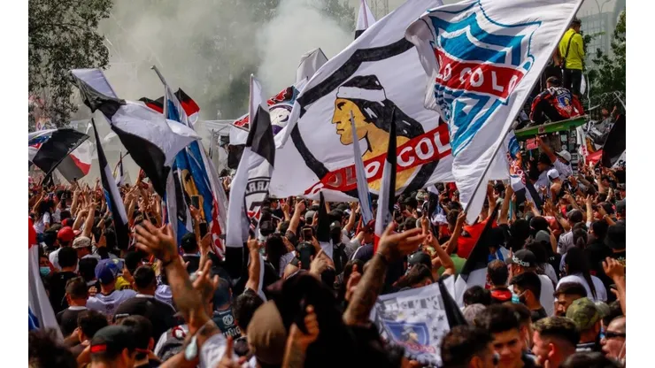 Miles hinchas de Colo Colo realizan Arengazo Monumental previo al Superclásico.