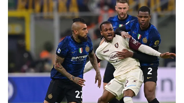 Inter alcanza el liderato con Vidal en cancha y goleada al Salernitana.