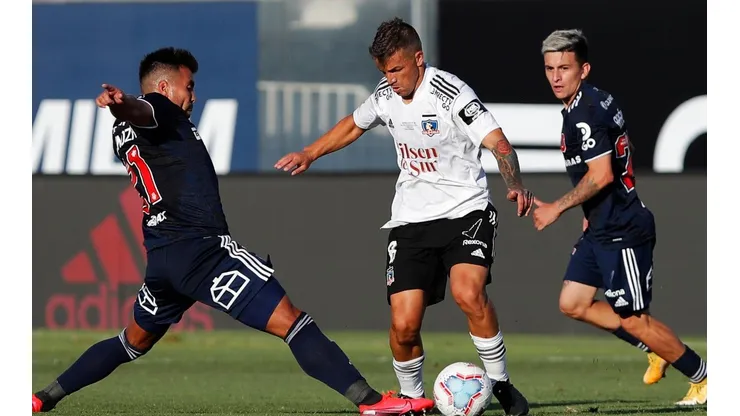 Albos y azules se miden en el Superclásico del fútbol chileno.
