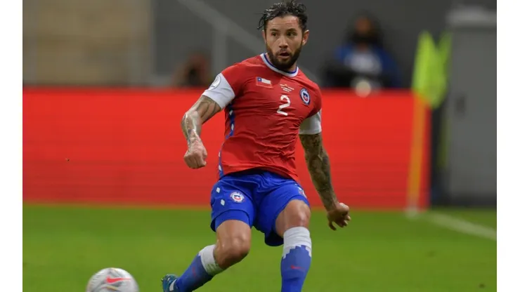 Eugenio Mena llegaría para estar en la última fecha doble de La Roja.