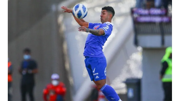 El volante de los Azules hace lo posible para llegar al partido contra Colo Colo