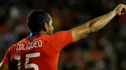 Beausejour se ve sentado en una banca dirigiendo.