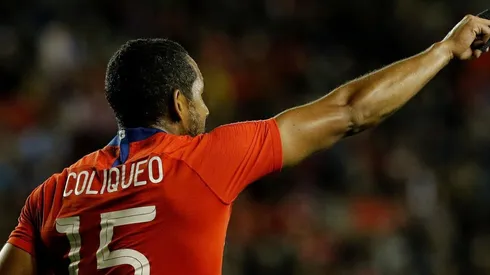 Beausejour se ve sentado en una banca dirigiendo.