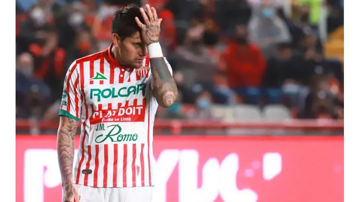 Nicolás Castillo no lo está pasando nada de bien en el Necaxa.