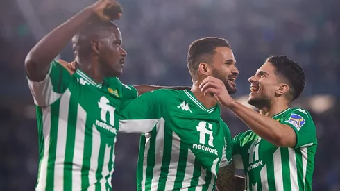 Bravo mira desde el banco el triunfo del Betis en La Liga.