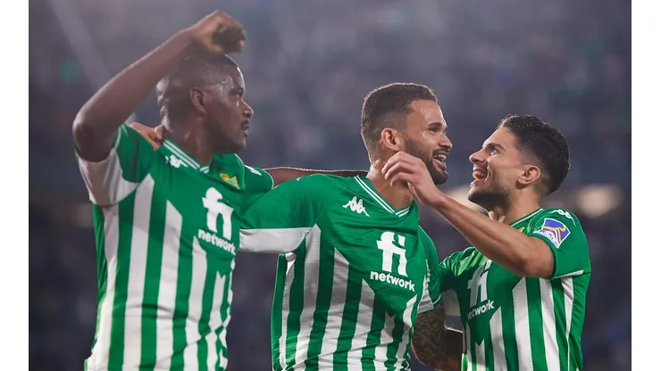 Bravo mira desde el banco el triunfo del Betis en La Liga.