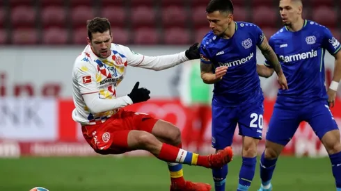 Aránguiz sumó minutos en la derrota del Leverkusen