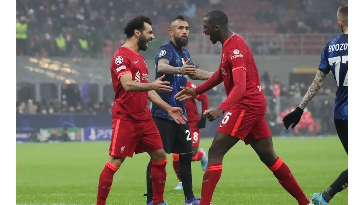 Vidal y Sánchez guían gran partido del Inter, pero no se salvan de la caída.