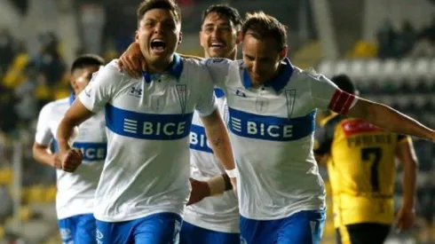 Rebolledo celebrando su primer gol con la UC