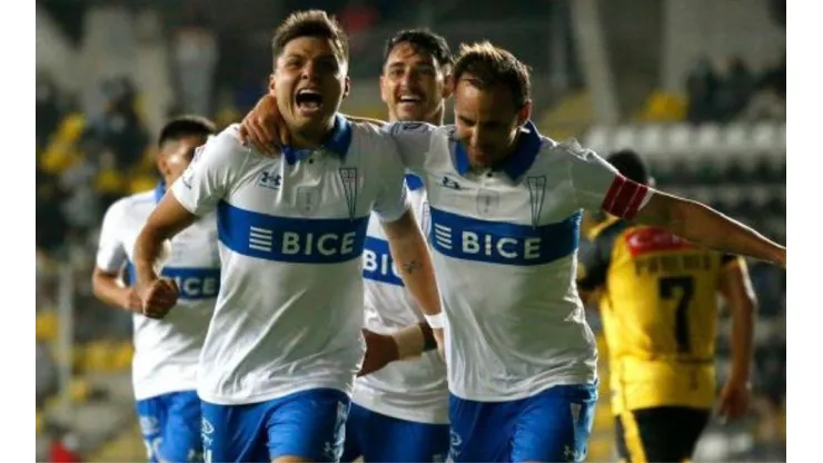Rebolledo celebrando su primer gol con la UC