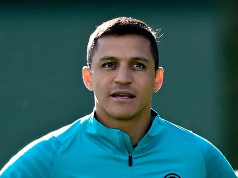 Alexis Sánchez se luce con indumentaria de La U