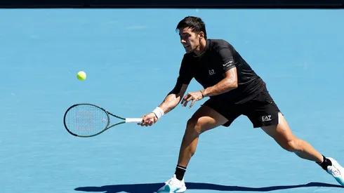 El chileno inicia su camino en el torneo trasandino ante el tenista local