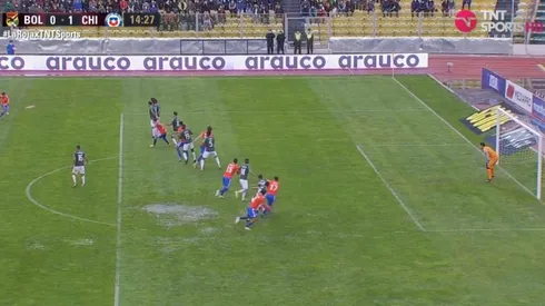 Alexis Sánchez adelanta a Chile con un golazo de tiro libre.