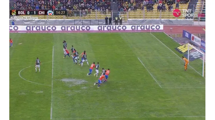 Alexis Sánchez adelanta a Chile con un golazo de tiro libre.