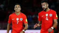 Alexis Sánchez y Mauricio Isla están a una amarilla de ser suspendidos ante Brasil.