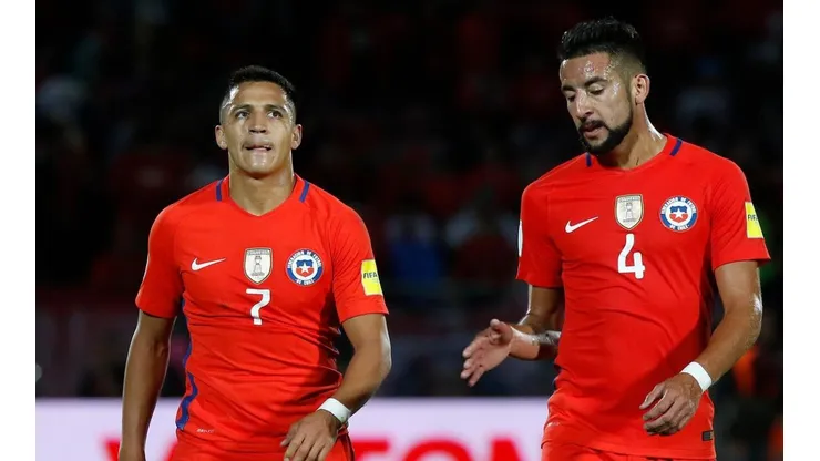 Alexis Sánchez y Mauricio Isla están a una amarilla de ser suspendidos ante Brasil.