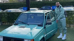 Arturo Vidal se luce con su auto, Fiat Panda
