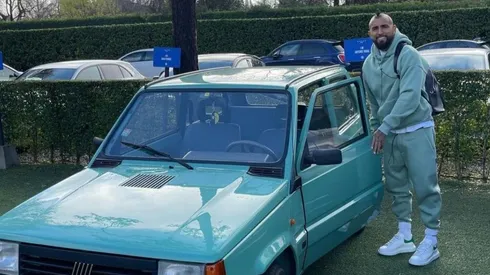 Arturo Vidal se luce con su auto, Fiat Panda