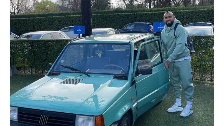 Arturo Vidal se luce con su auto, Fiat Panda