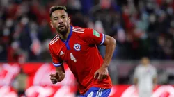 Mauricio Isla recibió de regalo una nueva camiseta de la Universidad de Chile