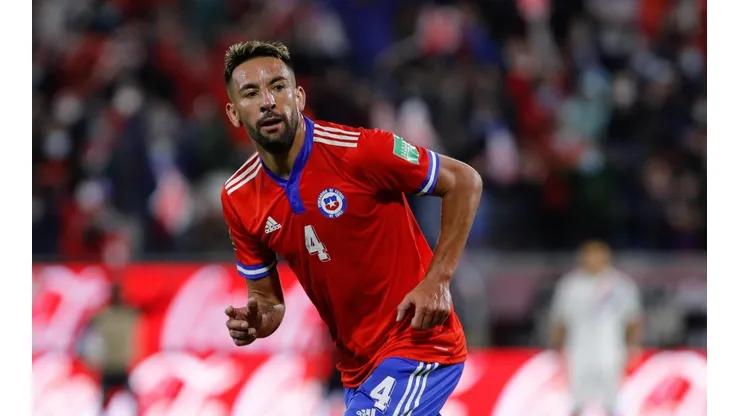 Mauricio Isla recibió de regalo una nueva camiseta de la Universidad de Chile