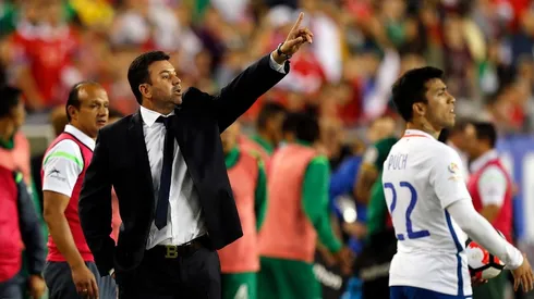 Julio César Baldivieso dirigiendo a la selección boliviana ante La Roja en la Copa América 2016