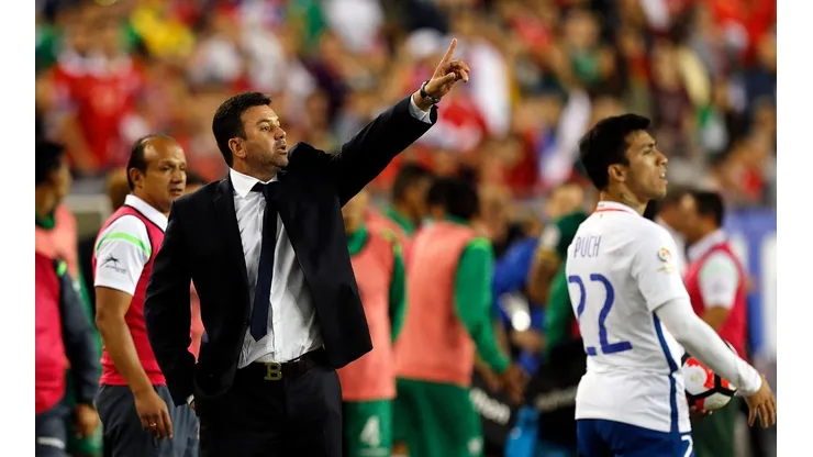 Julio César Baldivieso dirigiendo a la selección boliviana ante La Roja en la Copa América 2016