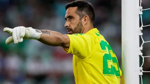 Claudio Bravo agradece el apoyo al preparador de arqueros del Betis