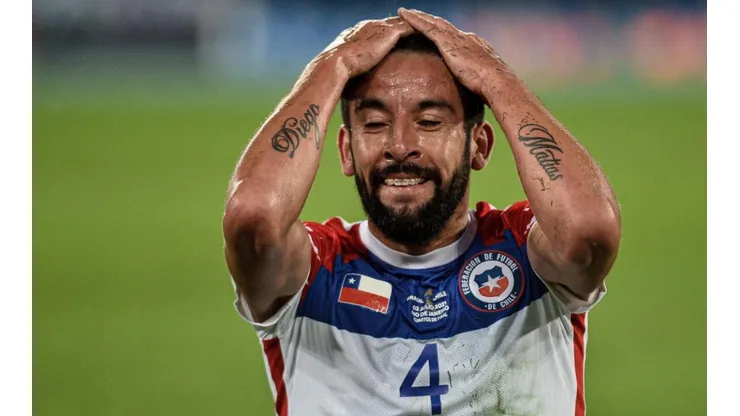 Mauricio Isla mostró un PCR negativo y lamentó que igual no pueda jugar.
