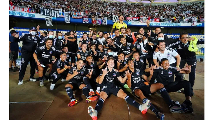 Salud campeón: Colo Colo celebra el título de la Supercopa con Pilsen del Sur.