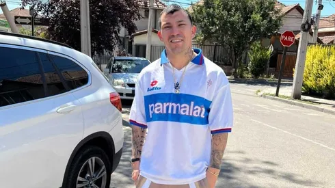 Medel posó con llamativa camiseta del Beto Acosta.