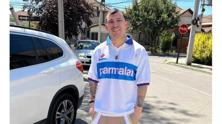 Medel posó con llamativa camiseta del Beto Acosta.