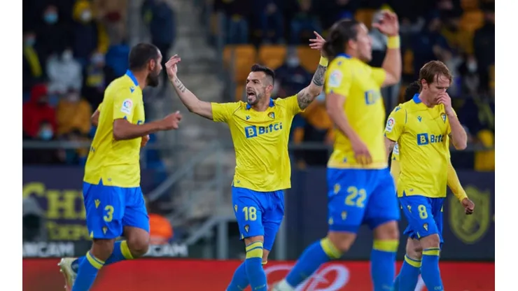 El Cádiz de Tomás Alarcón se impuso al Levante y toma aire en La Liga.
