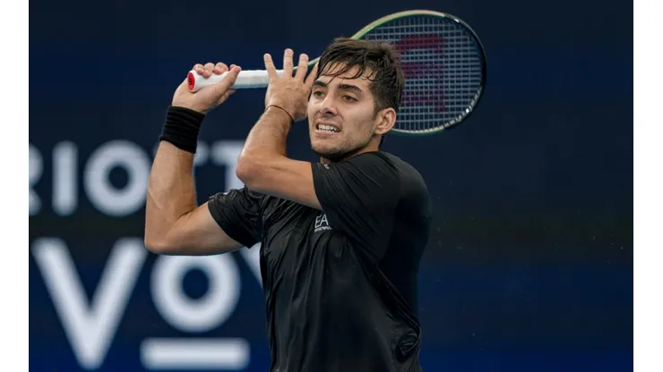 Cristian Garin avanzó a segunda ronda tras un largo partido en el debut en Australia.
