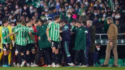 Partido entre Betis y Sevilla fue suspendido por proyectil que pegó en jugador.