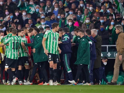 Partido entre Betis y Sevilla fue suspendido por proyectil que pegó en jugador