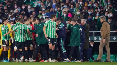 Partido entre Betis y Sevilla fue suspendido por proyectil que pegó en jugador.