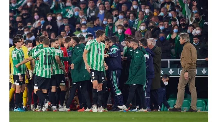 Partido entre Betis y Sevilla fue suspendido por proyectil que pegó en jugador.
