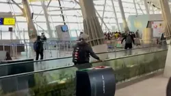 Hinchas de la U y Colo Colo protagonizan una pelea en el Aeropuerto Arturo Merino Benítez