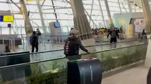 Hinchas de la U y Colo Colo protagonizan una pelea en el Aeropuerto Arturo Merino Benítez