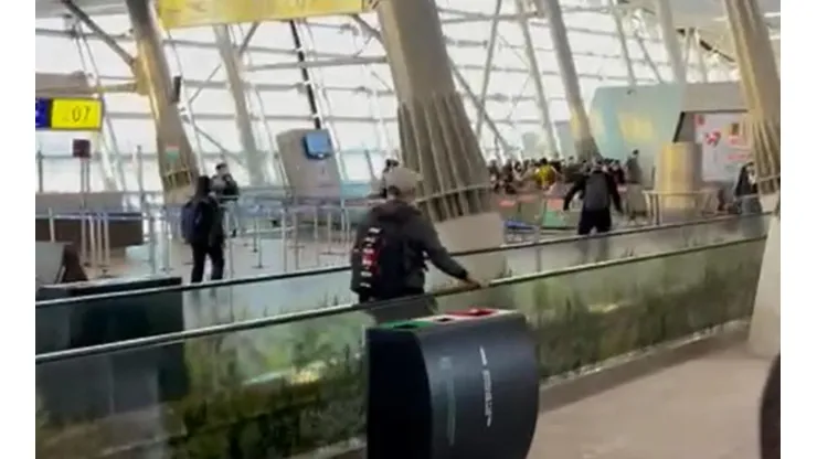 Hinchas de la U y Colo Colo protagonizan una pelea en el Aeropuerto Arturo Merino Benítez