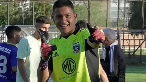 Villanueva firmó su primer contrato profesional con Colo Colo.