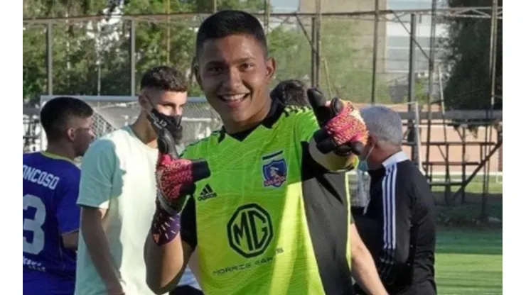 Villanueva firmó su primer contrato profesional con Colo Colo.