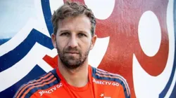 El volante chileno regresa a la U para pelear un puesto de titular