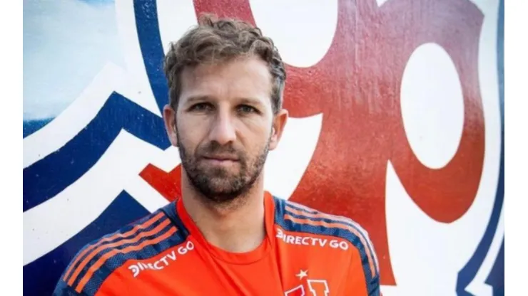 El volante chileno regresa a la U para pelear un puesto de titular